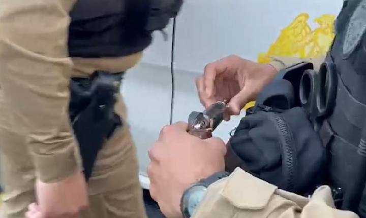 Adolescente é baleado acidentalmente por irmão enquanto manipulavam arma
