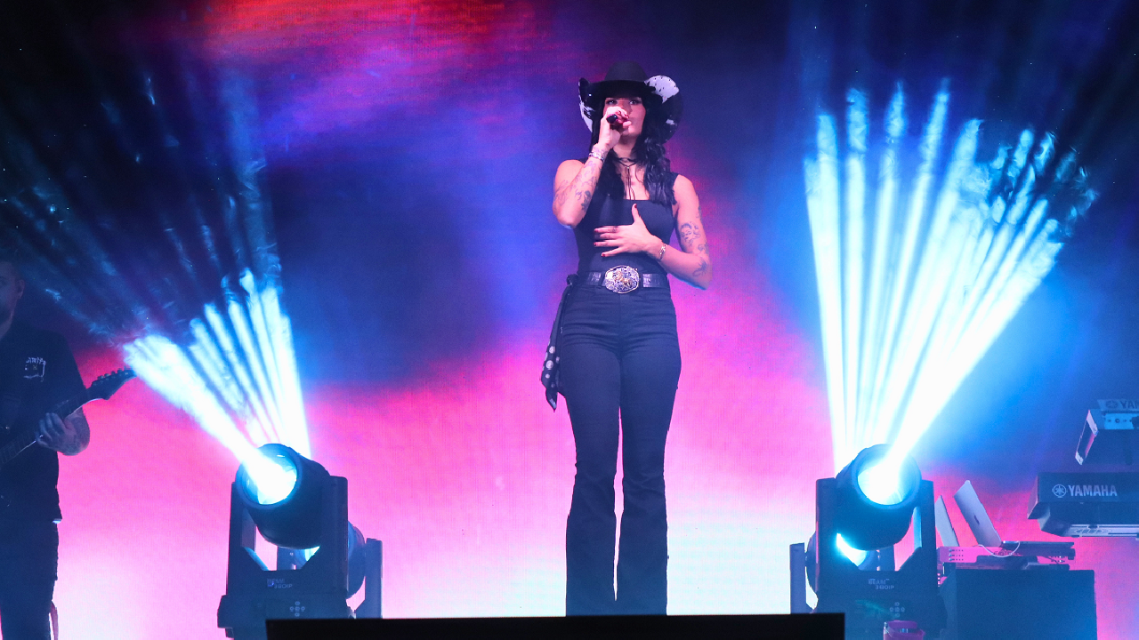 Ana Castela atrai multidão em show histórico e familiar no aniversário de Santa Helena