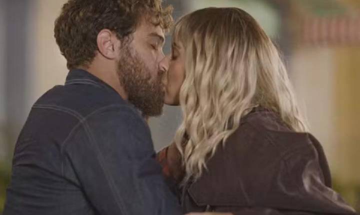 Ana Castela e Gael se beijam apaixonadamente em ‘Coração Acelerado’