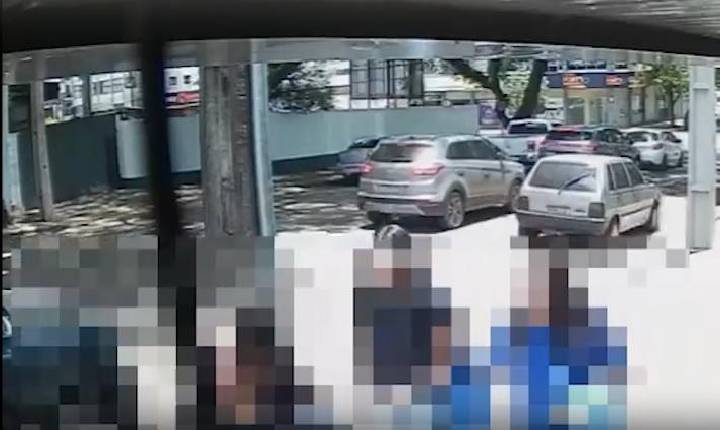 Após sair do colégio, trio de meninas vandaliza câmera de restaurante