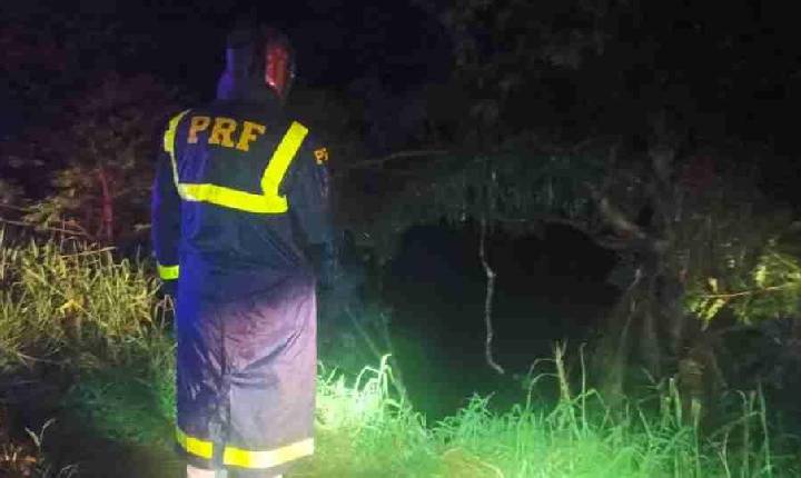 Caminhão cai em represa na BR-116 e deixa criança morta e pai desaparecido no Paraná