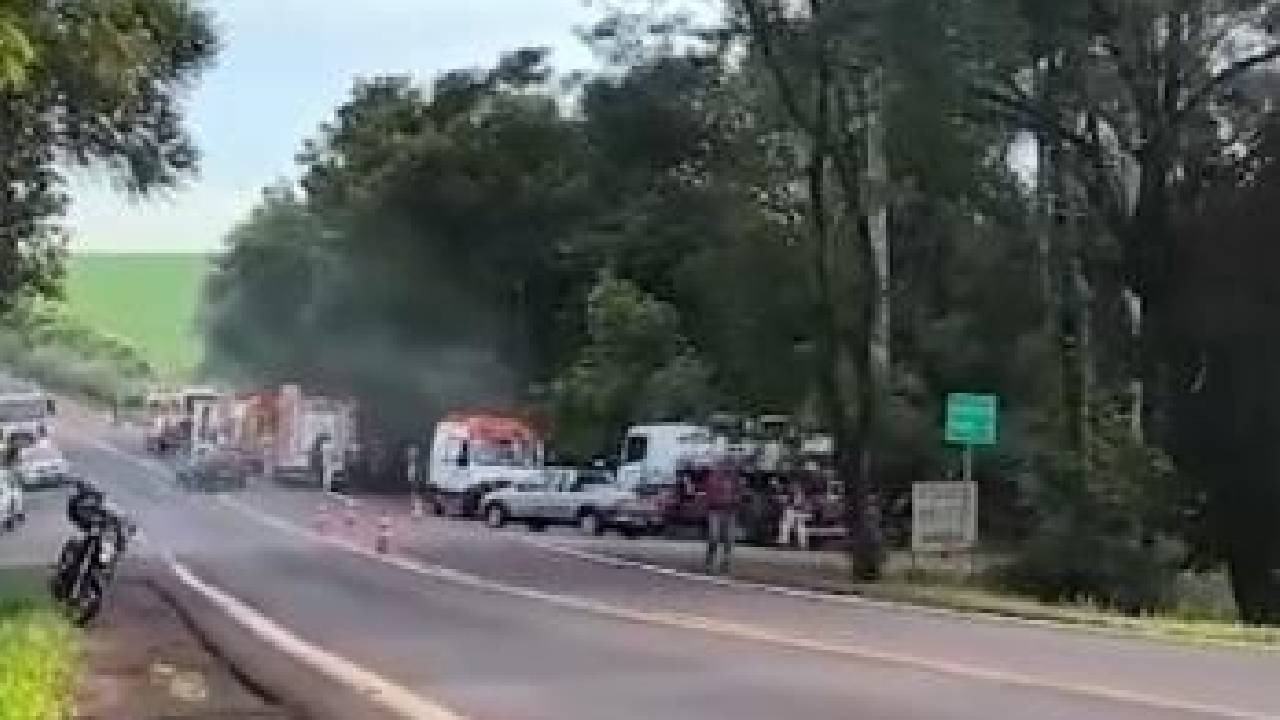Caminhão sai da pista, pega fogo e duas pessoas morrem entre Missal e Itaipulândia