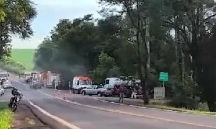 Caminhão sai da pista, pega fogo e duas pessoas morrem entre Missal e Itaipulândia