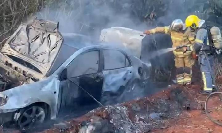 Carro capota e pega fogo na PRc-467 em Cascavel