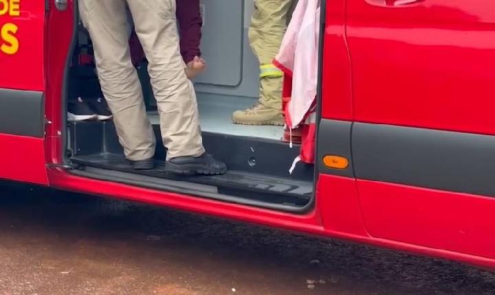 Criança fica grudada ao encostar em rede elétrica e mãe também sofre choque ao tentar salvar filha