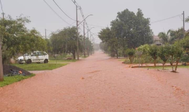 Defesa Civil cadastra famílias afetadas pelo temporal em Santa Helena para entrega de telhas
