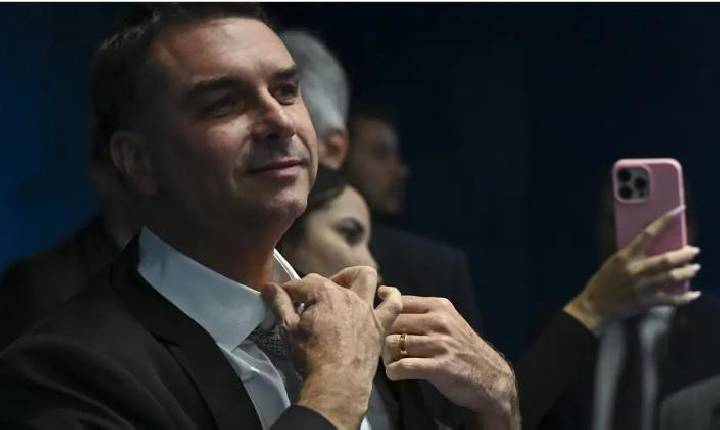 Flávio Bolsonaro reage a vazamento de seu plano de governo que revela congelamento de aposentadorias