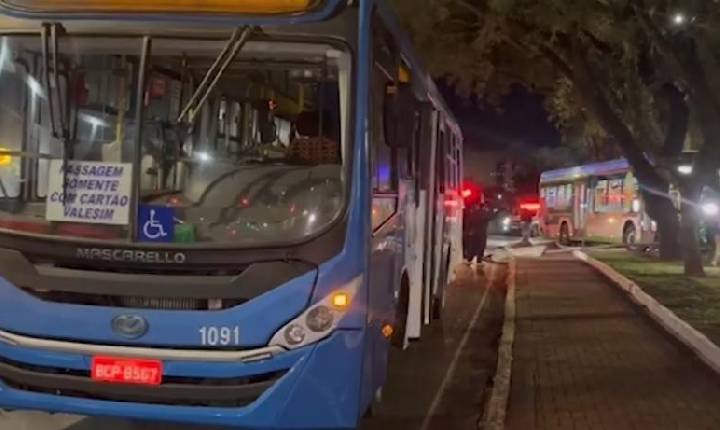 Forte batida entre ônibus mobiliza grande aparato do Corpo de Bombeiros