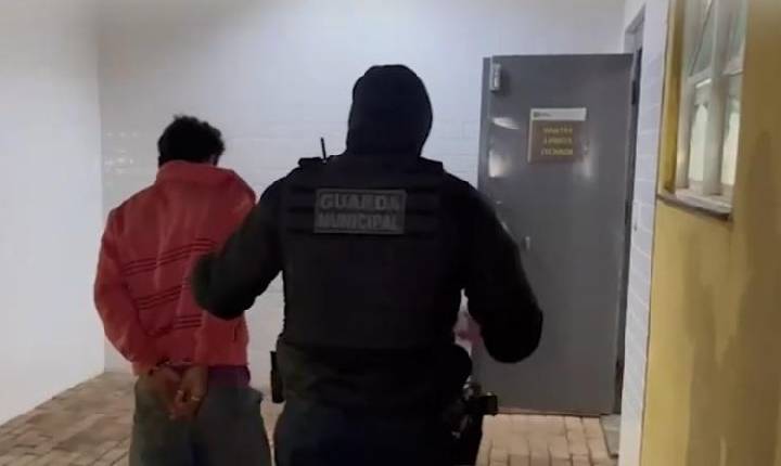 Homem é detido ao voltar para buscar carro furtado