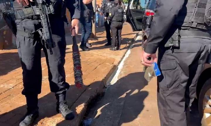 Homem é preso com droga e taco com arame farpado durante operação policial