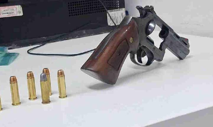 Homem tenta esconder revólver em chapéu, mas é flagrado pela PM em posto de gasolina