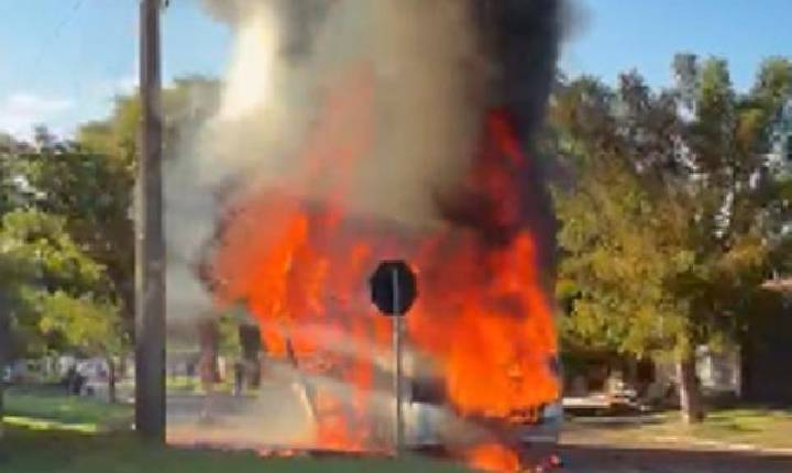 Incêndio em micro- ônibus escolar mobiliza Bombeiros e Defesa Civil em Santa Helena