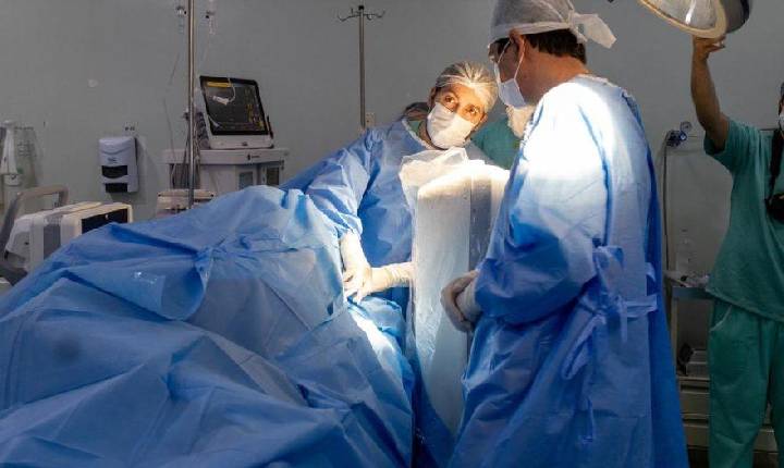 “Já sente a barriga e começou a mexer as pernas”, diz mãe de jovem que recebeu polilaminina em Cascavel