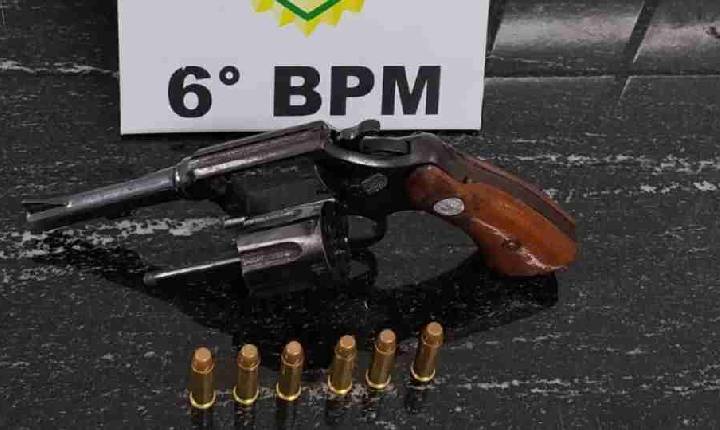 Jovem é preso com revólver carregado durante abordagem em frente a colégio