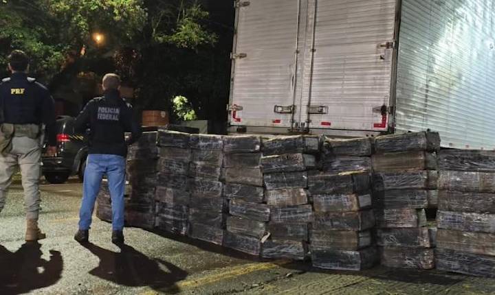 Mais de 1,7 tonelada de droga é apreendida na BR-277 e motorista é preso