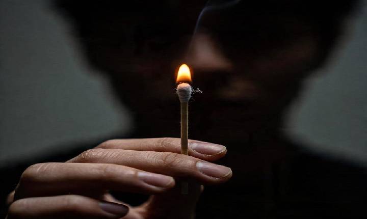 Moda entre jovens em 2022, 'fumar cotonete', volta a preocupar pais e médicos