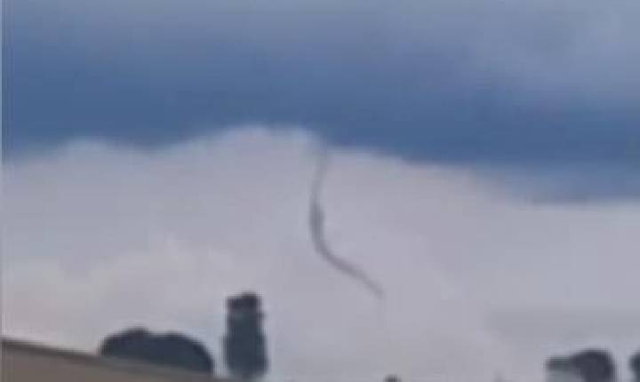 Veja! Moradores de cidade da região registram formação de nuvem funil