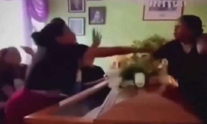 Mulheres descobrem que namoravam o mesmo homem e brigam em funeral