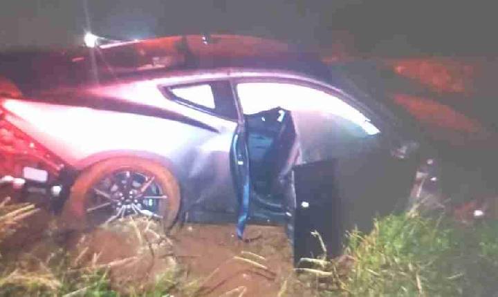 Mustang é abandonado após destruir cercas e cair em estrada rural