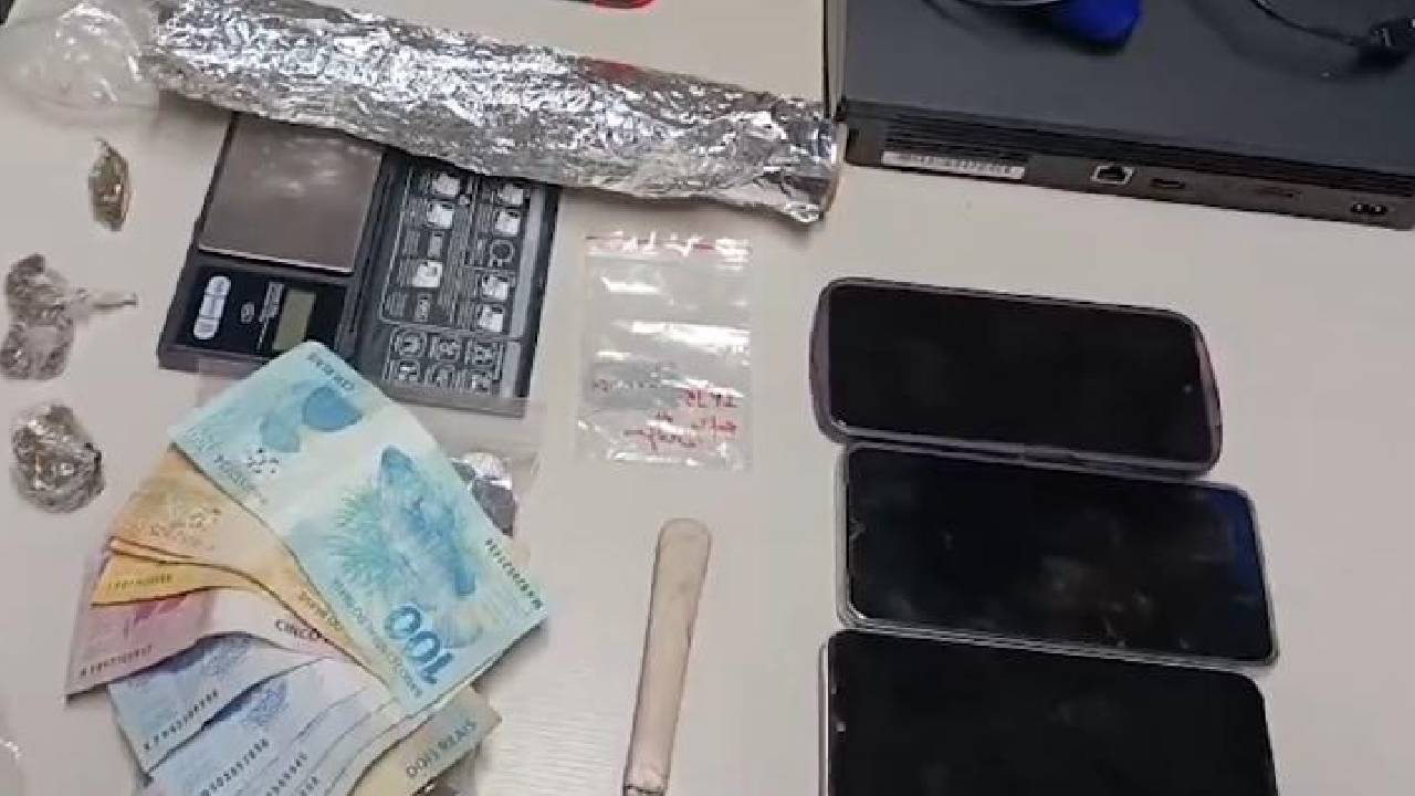 Operação policial resulta em apreensão de drogas e prisão de suspeitos