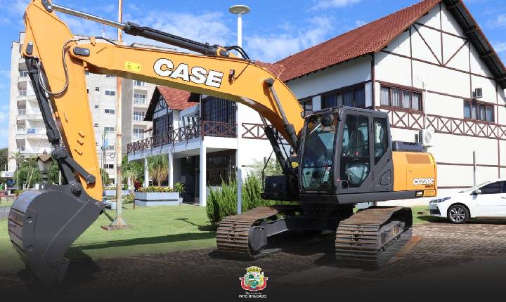 Pato Bragado recebe escavadeira hidráulica e reforça frota da Secretaria de Obras