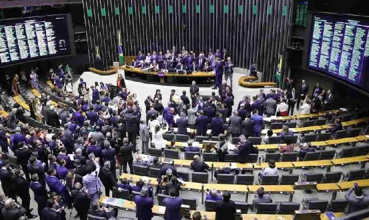 Ponto mágico? Servidores da cúpula da Câmara dos Deputados batem recorde de horas