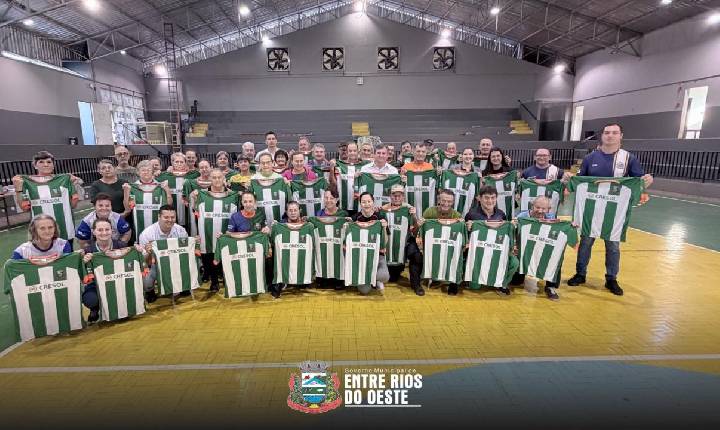 Prefeitura de Entre Rios do Oeste entrega uniformes para atletas da terceira idade