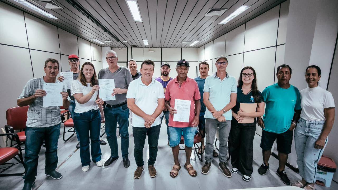 Prefeitura de Santa Helena entrega subsídios a pescadores e apicultores e reforça apoio ao setor agropecuário