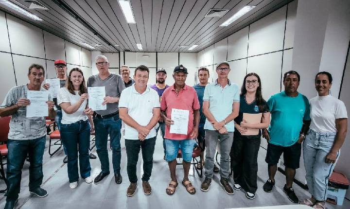 Prefeitura de Santa Helena entrega subsídios a pescadores e apicultores e reforça apoio ao setor agropecuário