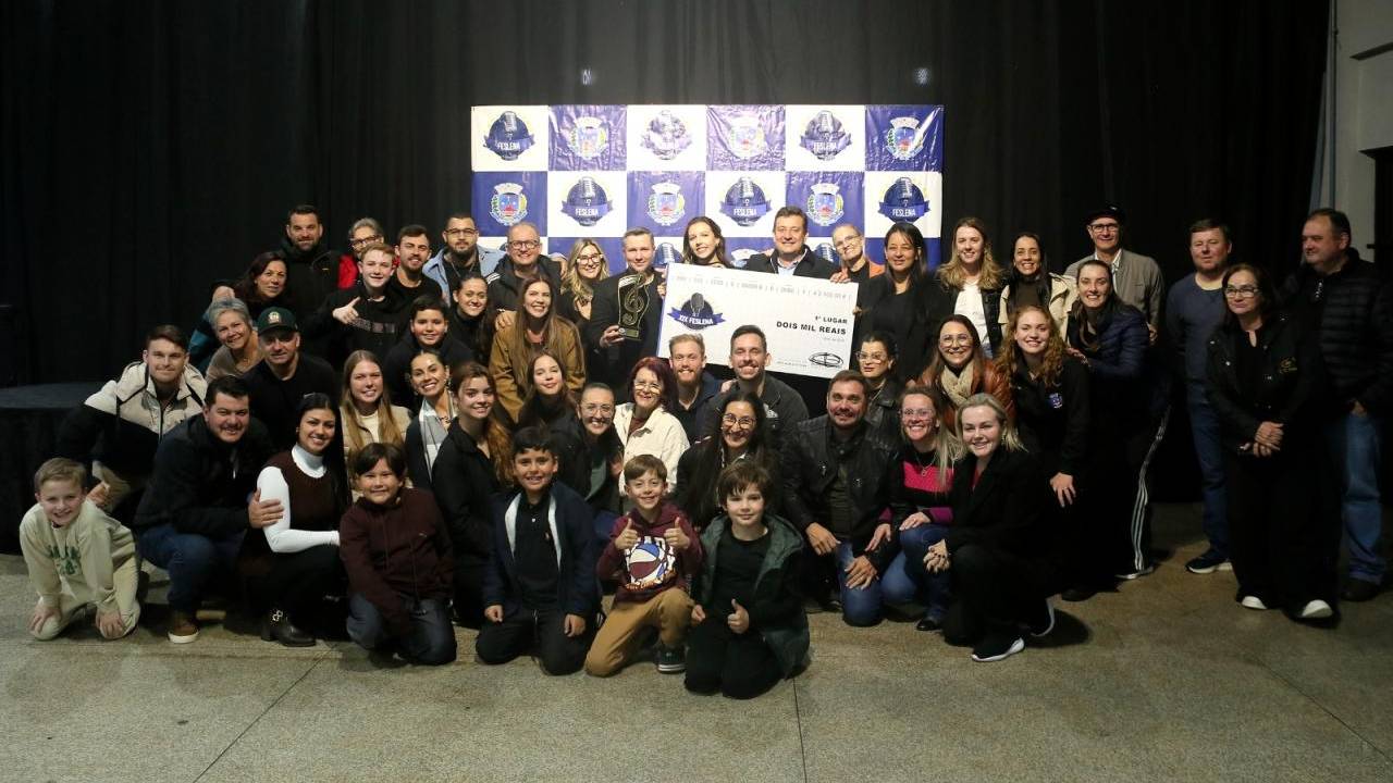 Primeira noite do Feslena premia campeões e define classificados para o Fermop