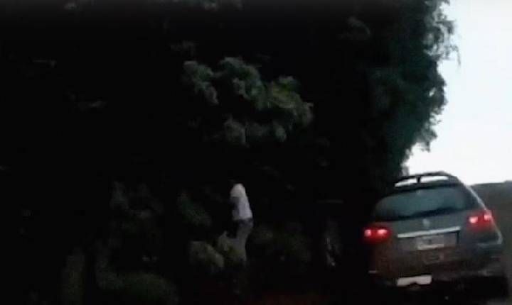 Vídeo mostra traficante pulando de carro em movimento durante fuga