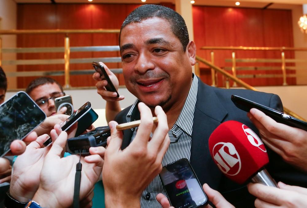 Vampeta paga aposta por derrota do Corinthians e canta hino do São Paulo