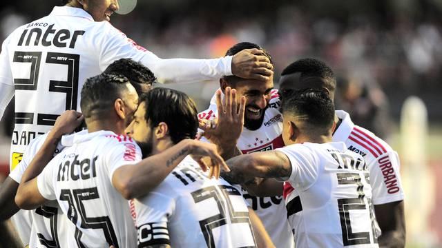 São Paulo vence o Vasco e assume a liderança do Brasileirão