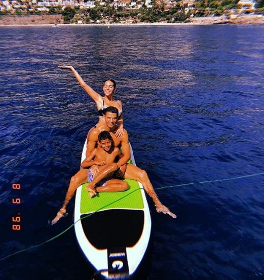 De sunga estampada, Cristiano Ronaldo curte sol com a família em alto mar