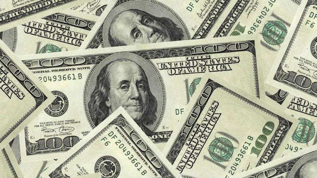 Após eleições, dólar opera em queda
