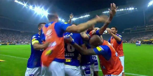 Cruzeiro vence Corinthians em jogo marcado pelo VAR e leva a Copa do Brasil pela 6ª vez