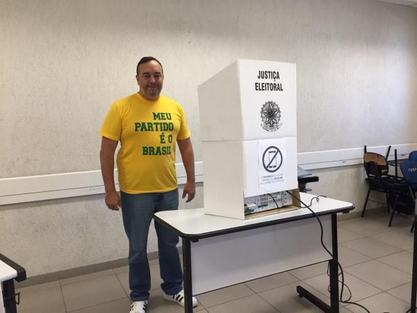 Francischini vota em Curitiba e diz esperar vitória expressiva em Bolsonaro no Paraná