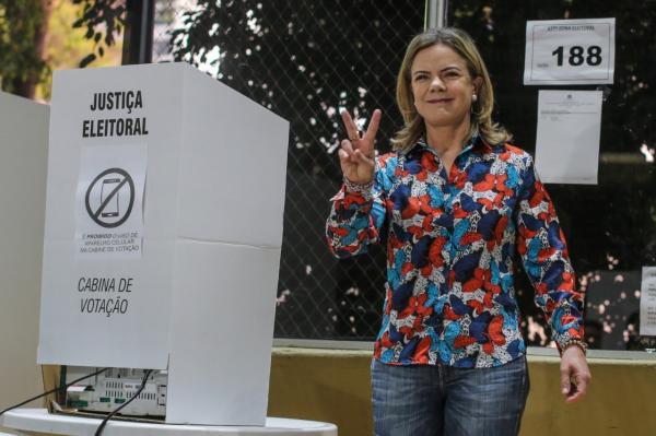 Gleisi Hoffmann fala em virada de Haddad ao votar na Capital: 