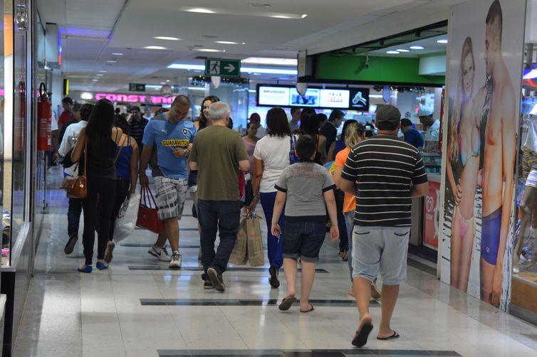 Brasileiros acreditam em inflação de 5,6% nos próximos 12 meses
