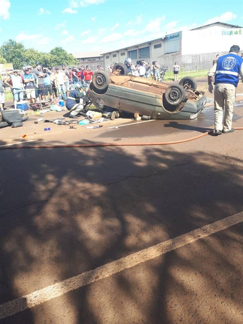 Carro com seis passageiros capota em Foz do Iguaçu