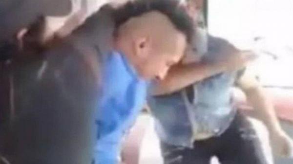 Homem entra em ônibus e anuncia assalto, mas dá de cara com a própria mãe, apanha e vai preso