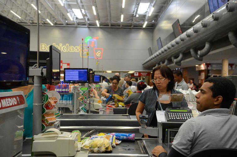 Inflação para famílias com renda mais baixa sobe de 0,2% para 0,53%