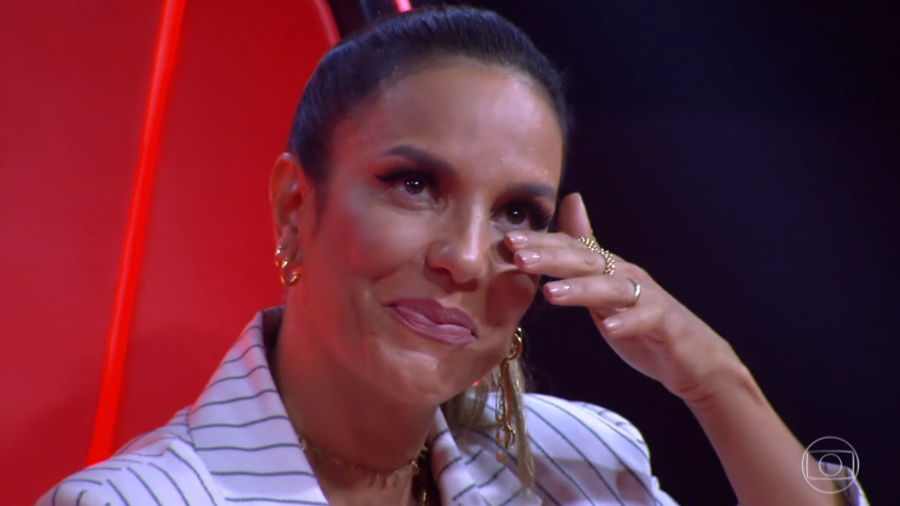 Ivete Sangalo ajuda funcionários a lavar o chão e dá show de humildade na Globo; assista