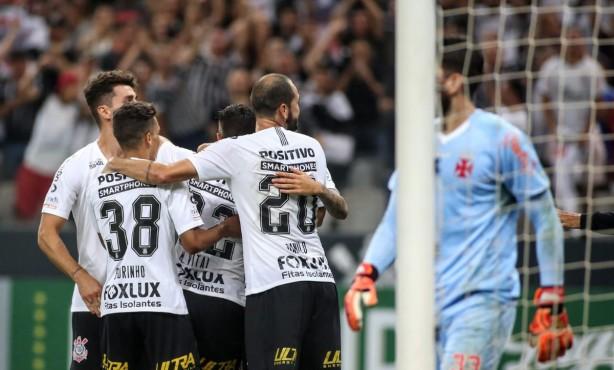 Matemático praticamente livra Corinthians de risco de queda; Vasco continua na mesma