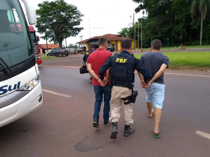 PRF de Quatro Pontes aborda ônibus e prende dois homens com drogas