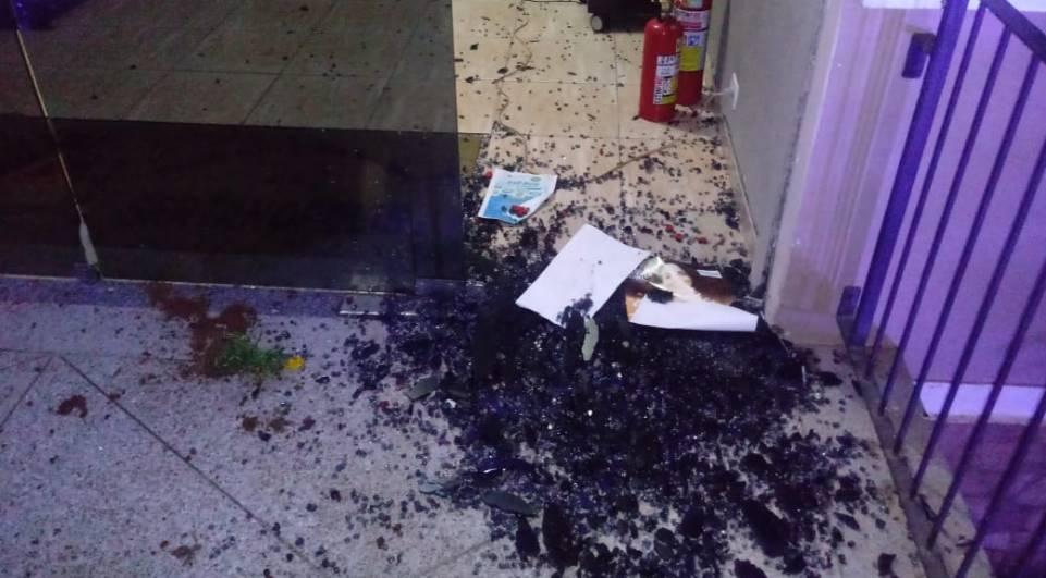 Revoltado, homem quebra porta de vidro e arranca flores da Prefeitura