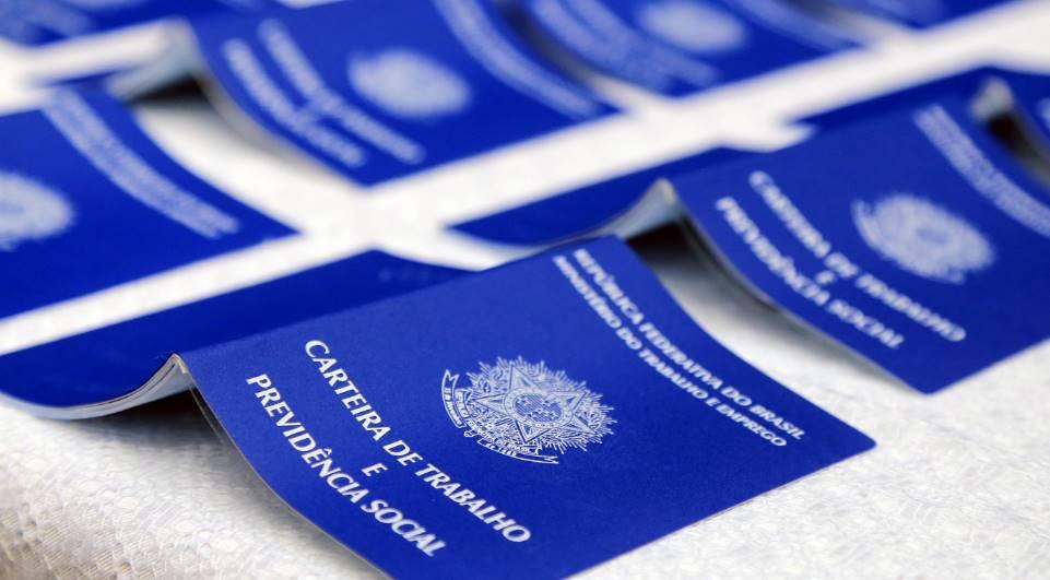 Taxa de desemprego cai 11,7% em outubro, diz IBGE