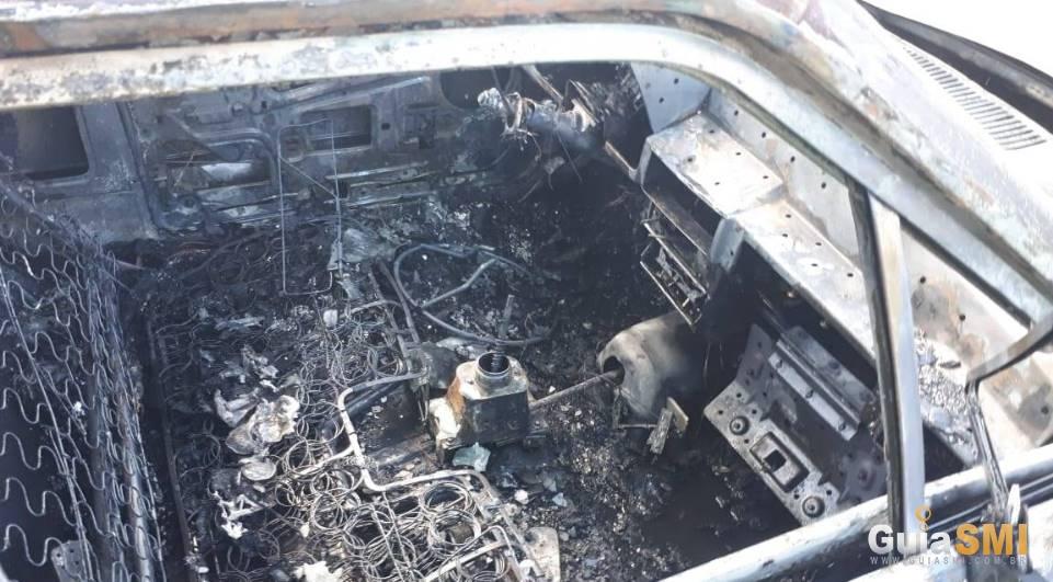 Um carro ficou completamente destruído pelo fogo em Foz do Iguaçu