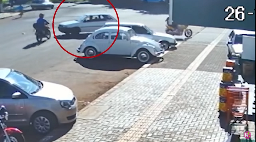 Vídeo mostra homem com Gol furtado em Medianeira, atropelando motociclista e fugindo