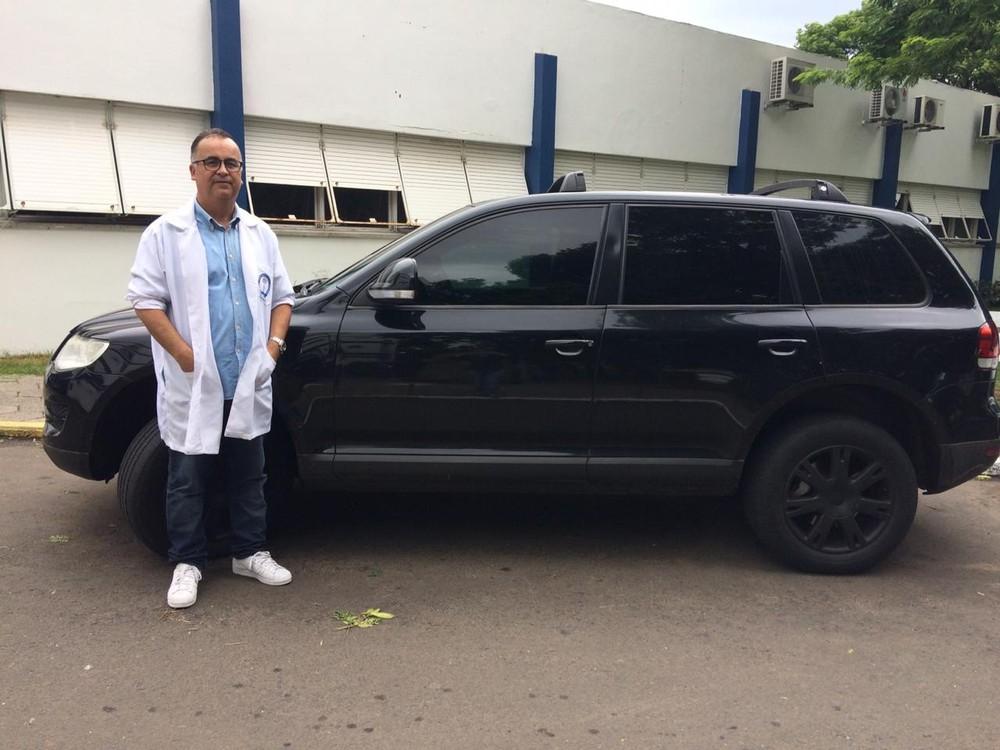 Médico doa carro para rifa e ajuda funcionários com salários atrasados na Santa Casa de Uruguaiana